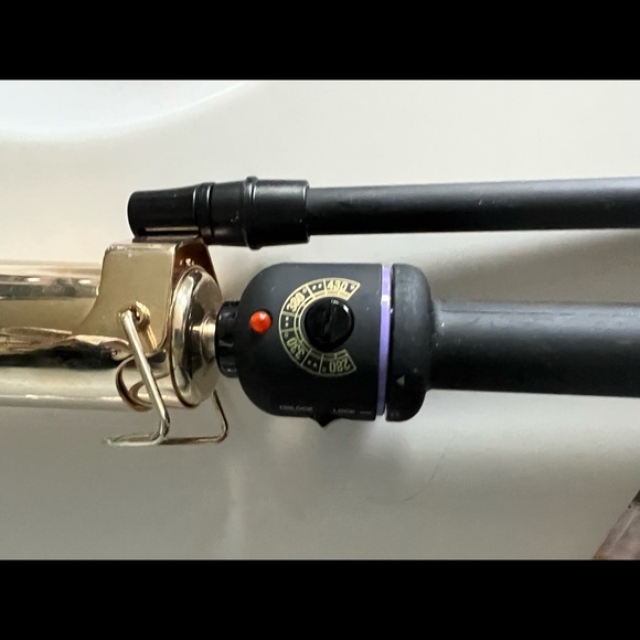 HOT TOOLS Pro Artist 24K Gold Marcel Curling Iron, 1-1/2 inch - Picture 3 of 3